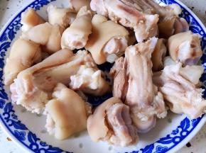焯水后的猪蹄洗净沥干水分