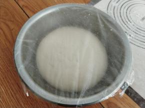 面粉、水、酵母直接和成一块面团，密封发酵。