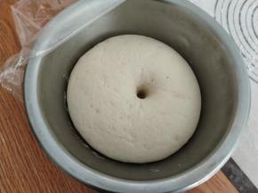 发酵至2倍大，扎一个孔，面团不会回缩即可。