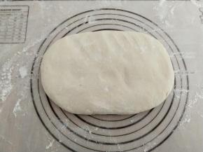 取出面团，排气松弛5分钟。