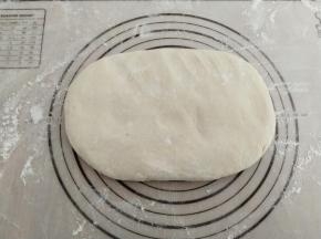 取出面团，排气松弛5分钟。