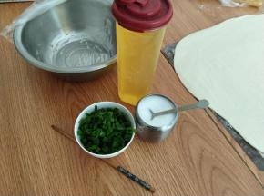 准备好植物油、盐、葱花。
