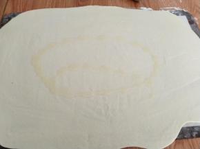 在面片上淋上一点植物油。