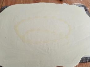 在面片上淋上一点植物油。