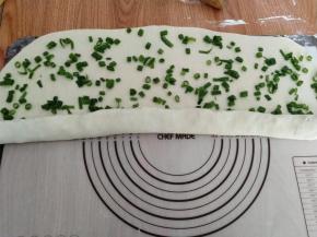 从下往上一点点卷起来。