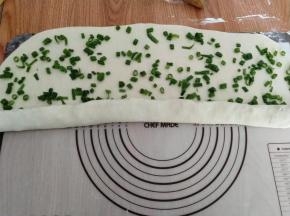 从下往上一点点卷起来。