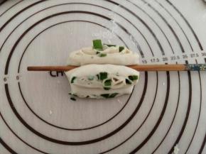 用筷子在中间用力往下压。