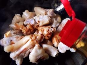 倒入老抽翻炒均匀