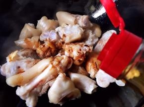 倒入老抽翻炒均匀