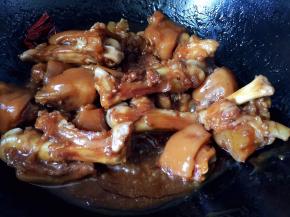 继续煮至汤汁浓稠