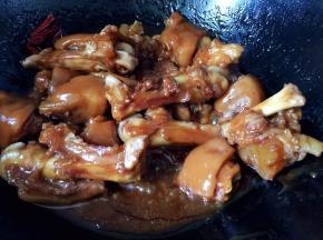 继续煮至汤汁浓稠