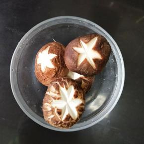 鹌鹑蛋提前煮好，剥皮备用。 
香菇洗干净切花刀，番茄用热水烫一下，然后去皮剁碎备用。