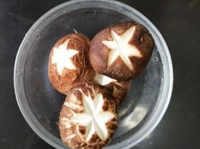 鹌鹑蛋提前煮好，剥皮备用。 
香菇洗干净切花刀，番茄用热水烫一下，然后去皮剁碎备用。