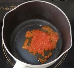 热锅凉油然后倒入番茄，炒到番茄变软后倒入热水烧开。