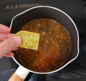 然后放入咖喱，小火煮到咖喱融化。