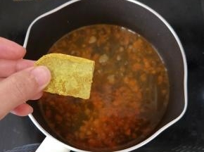 然后放入咖喱，小火煮到咖喱融化。