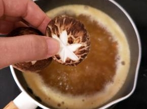 然后放入香菇
