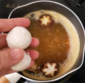 放入肉丸和油豆腐