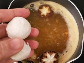 放入肉丸和油豆腐