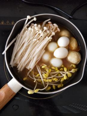 再放入蟹味菇、豆芽、金针菇、青菜和鹌鹑蛋，煮到所有食材熟透，最后放少许盐调味即可。（喜欢吃辣椒的可以放一勺辣椒油，特别好吃。）