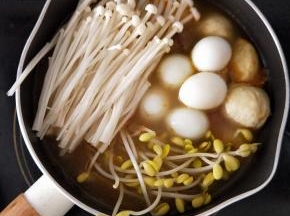 再放入蟹味菇、豆芽、金针菇、青菜和鹌鹑蛋，煮到所有食材熟透，最后放少许盐调味即可。（喜欢吃辣椒的可以放一勺辣椒油，特别好吃。）
