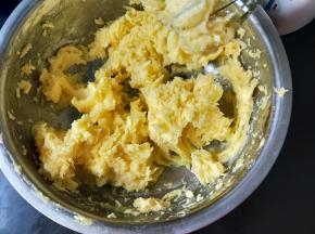 从冰箱冷冻室拿出黄油，切成小块后放在室温让它软化，用手指能轻松压下去就可以进行下一步了。切记，黄油是软化而不是融化成液体哦。黄油软化后加入糖粉，先用刮刀把糖粉和黄油搅拌均匀，要不然糖粉会到处飞，然后用打蛋器打均匀，不用打发，颜色有点变浅就可以了。