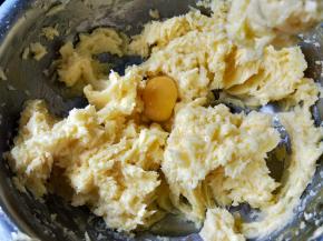 然后分两次加入蛋液，搅拌至顺滑。