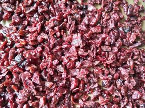 先称好40克蔓越莓，然后把比较大颗的切一下，也不需要切得太碎了。