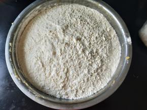 倒入低筋面粉翻拌均匀。