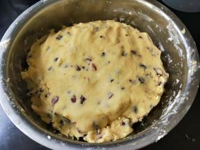 不要翻拌太长时间，只要翻拌到看不见干粉就可以了，也不要用手揉，因为翻拌时间长或是用手长时间揉面，会让面粉起筋，这样烤出来的饼干就不够酥脆了。