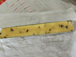 然后借助模具整形，如果没有模具也可以直接用手整成方形或是圆形的，再放到冰箱冷冻一个小时。