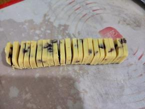 冻硬后拿出来切成厚度一样的薄片，同时烤箱170度预热。