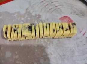 冻硬后拿出来切成厚度一样的薄片，同时烤箱170度预热。