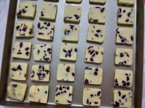 把饼干摆入烤盘，再放入烤箱，上管160度，下管140度，烤15分钟左右，饼干上色就可以了。