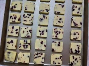 把饼干摆入烤盘，再放入烤箱，上管160度，下管140度，烤15分钟左右，饼干上色就可以了。