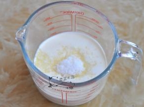 淡奶油里加入糖。