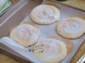 放入烤箱中，170度烘烤10分钟，取出等到不烫手时，将蛋糕与油纸分离，表面筛上糖粉。