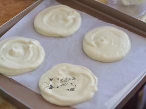 烤盘上铺一层油纸，面糊挤成圆圈状。