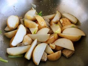 再下入芋艿翻炒均匀