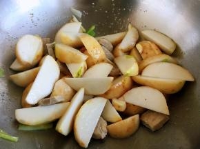 再下入芋艿翻炒均匀