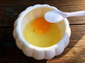 鸡蛋加盐打散