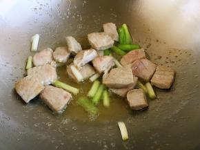 油热，先爆香葱、肉