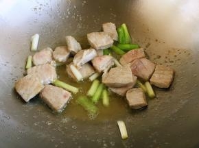 油热，先爆香葱、肉