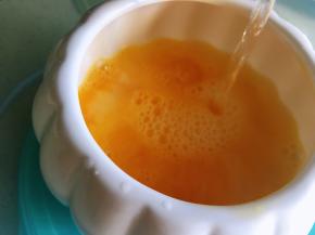 加入温开水搅拌均匀