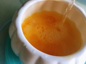 加入温开水搅拌均匀