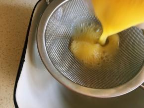 过筛，这一步起到水蛋口感更细腻嫩滑很重要