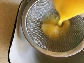 过筛，这一步起到水蛋口感更细腻嫩滑很重要