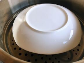 用盘子将蛋盅扣起来，以免水汽影响口感