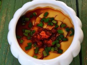 撒上胡萝卜茸、香葱叶