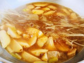 芋艿滚沸后加入红薯粉，焖煮至成熟即可